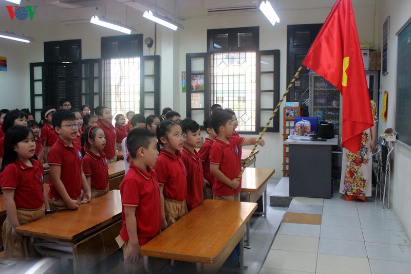 Kindergarten, primary school pupils head back to school in Hanoi
